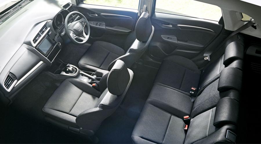 Интерьер Honda Fit Hybrid 2017 года  (JP) (фото 3 из 5)